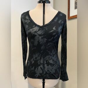 Michael Stars. Long sleeved shirt. V-neck long sleeved shirt. Black.